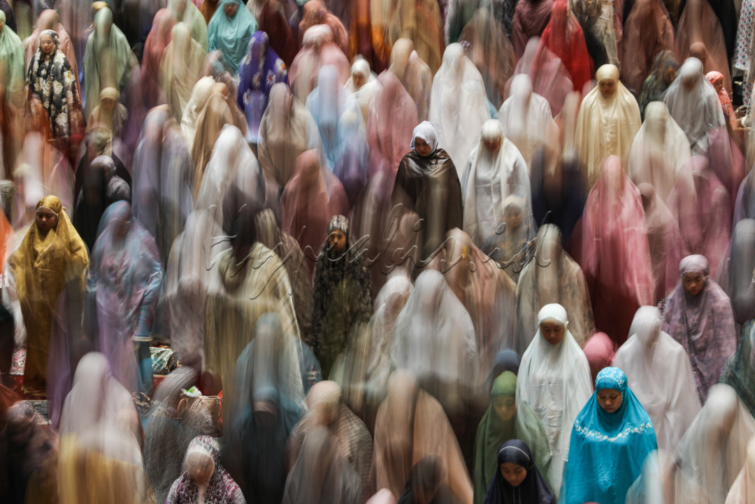 Umat muslim mengikuti salat tarawih hari pertama Ramadan 1445 H di Masjid Istiqlal, Jakarta.&nbsp;Pemerintah melalui sidang Isbat Kementerian Agama menetapkan 1 Ramadan 1445 H jatuh pada Selasa, 12 Maret 2024.