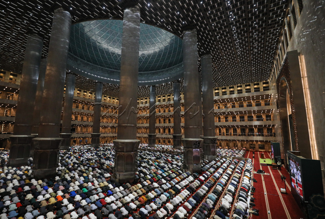 Pada tarawih pertama, Masjid Istiqlal diserbu masyarakat dari berbagai wilayah Jabodetabek yang ingin merasakan suasana beribadah di masjid terbesar di Indonesia itu.&nbsp;