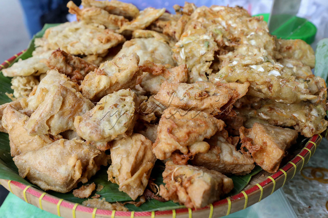 Pasar Takjil Benhil menjual beragam sajian kuliner ringan khas nusantara seperti serabi, gorengan, lemang, kolak, hingga aneka es. Ada pula yang menjual makana berat seperti gudeg, ayam goreng Kalasan, hingga lauk-pauk khas rumah makan Padang.&nbsp;<br />
&nbsp;