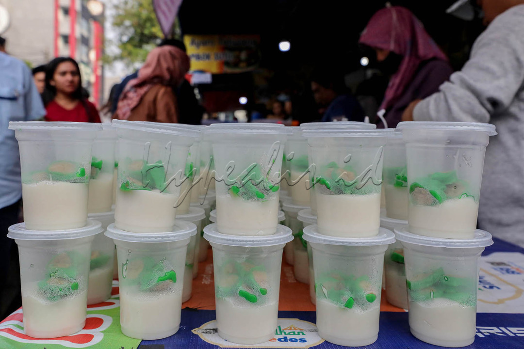 Pedagang ditempat tersebut mulai menggelar barang dagangannya sekitar pukul 14.00 WIB hingga waktu berbuka puasa. Biasanya panganan ringan semacam gorengan dan minuman es yang banyak peminatnya. Harganya pun bervariasi sekitar Rp10.000 untuk minuman es, dan gorengan Rp2.500.