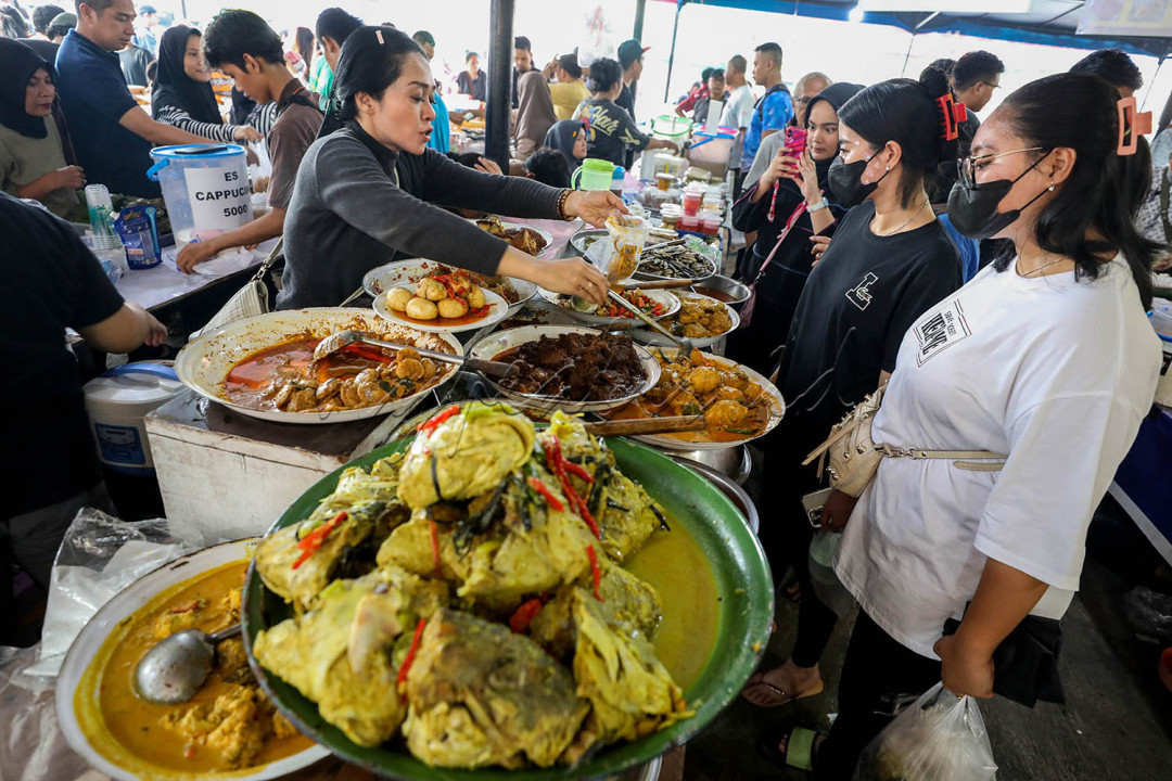Menurut cerita, pada awalnya makanan yang disajikan di Pasar Takjil Benhil belum beragam seperti saat ini. Dulunya, para pedagang hanya menjual makanan dan minuman yang umum ditemui. Seiring berjalannya waktu, Pasar Takjil Benhil makin populer di telinga warga Jakarta dan menu yang dijual juga mulai beragam.