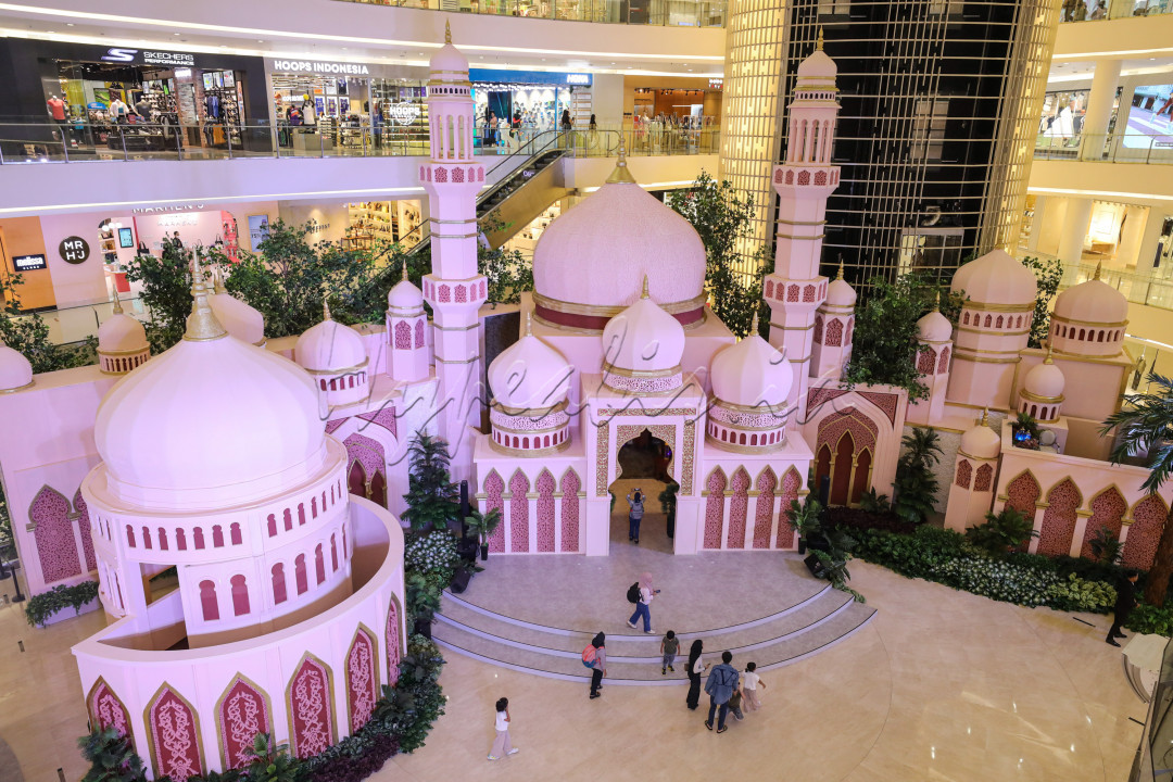 Dalam memeriahkan bulan suci Ramadan 1445 H, pusat perbelanjaan Senayan City menghadirkan instalasi bernuansa Islami bertema Dawn Sanctuary. Instalasi ini terdiri dari beberapa bilik bangunan yang disatukan dan memiliki sejumlah kubah dan menara. Konsep tersebut terinspirasi dari Indo-Islamic architecture, yaitu gaya arsitektur dari anak benua India.<br />
&nbsp;