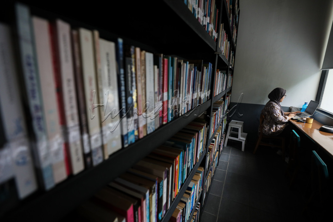 Baca merupakan sebuah rumah tinggal yang disulap menjadi perpustakaan kekinian dan ruang temu. Mengusung konsep sangat santai, perpustakaan itu dilengkapi&nbsp;dengan meja dan kursi kayu&nbsp;sehingra terasa nyaman dan homey.&nbsp;