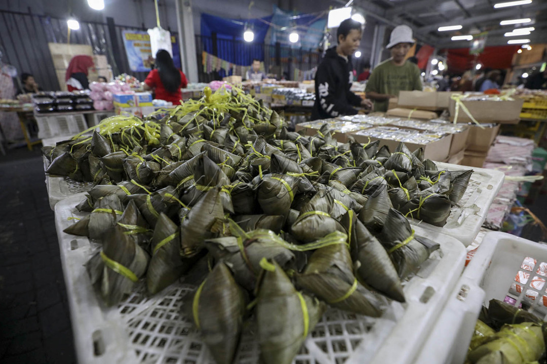 Ada berbagai jenis kue yang dijual di sini seperti kue lapis, pastel, lemper, kue pepe, onde-onde, dan berbagai gorengan seperti risol dan bakwan. Selain kue basah, beberapa pedagang juga menjual jenis kue bolu, roti, kue tar ulang tahun, hingga kue-kue kering toples khas Lebaran seperti nastar, lidah kucing, dan lainnya. Harganya pun bervariasi mulai Rp1.000 hingga ratusan ribu rupiah.<br />
<br />
&nbsp;