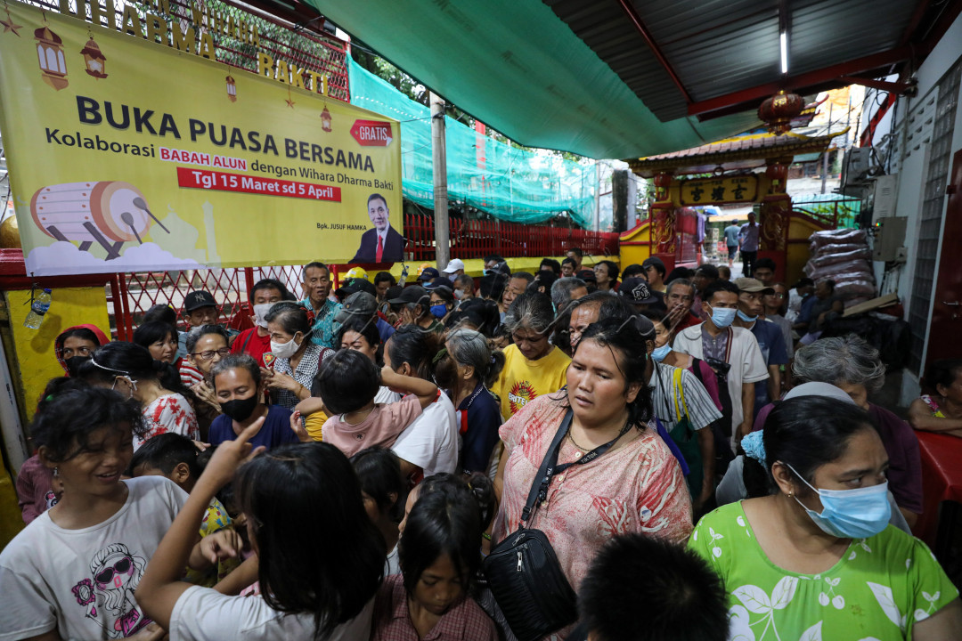 Seperti yang terlihat di wihara Dharma Bakti. Para pengurus wihara dan umat Buddha menyediakan ratusan porsi makanan untuk berbuka puasa bagi umat muslim di sekitar wihara. Selain makanan, disediakan juga minuman dan takjil yang menunya identik dengan menu berbuka pada umumnya.<br />
&nbsp;
