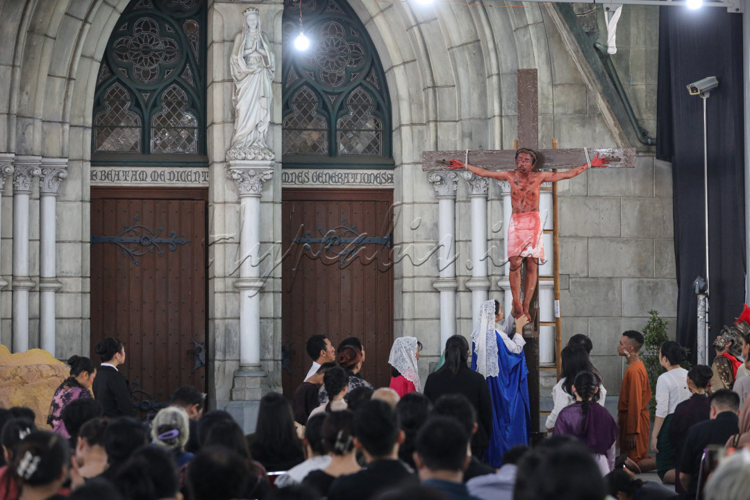 Beberapa pemuda yang tergabung dalam Orang Muda Katolik (OMK) memerankan teaterikal kisah dramatis saat peringatan Jumat Agung di halaman Gereja Katedral, Jakarta. Mereka beradu akting dihadapan para jemaat yang hadir.