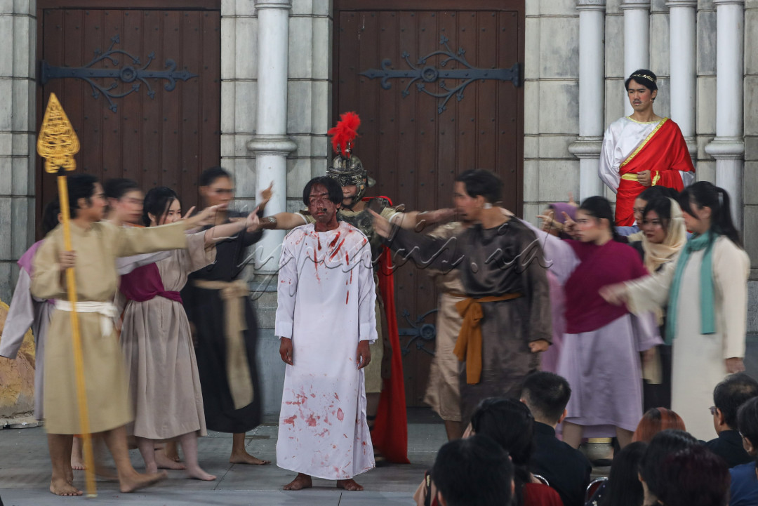 Jalan Salib Kreatif tersebut menceritakan kesengsaraan Yesus Kristus hingga wafat di kayu salib. Drama penyaliban Yesus tersebut merupakan salah satu rangkaian perayaan Tri Hari Suci Paskah.