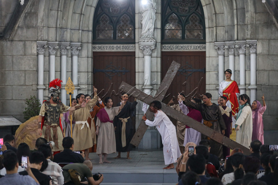 Prosesi Jalan Salib Kreatif diperankan oleh sekitar 60 muda-mudi Gereja Katedral yang 25 orang diantaranya merupakan para aktor, sedangkan sisanya meliputi sutradara dan kru.<br />
<br />
Editor : Yayus Yuswoprihanto
