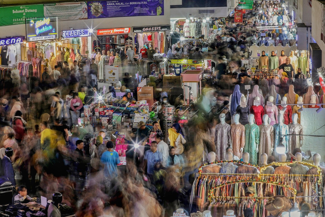 Pengunjung berbelanja kebutuhan Lebaran di&nbsp;Pasar Tanah Abang, Jakarta. Mereka umumnya mencari barang-barang seperti busana muslim, batik dan perlengkapan ibadah untuk menyambut Idulfitri.&nbsp;<br />
&nbsp;