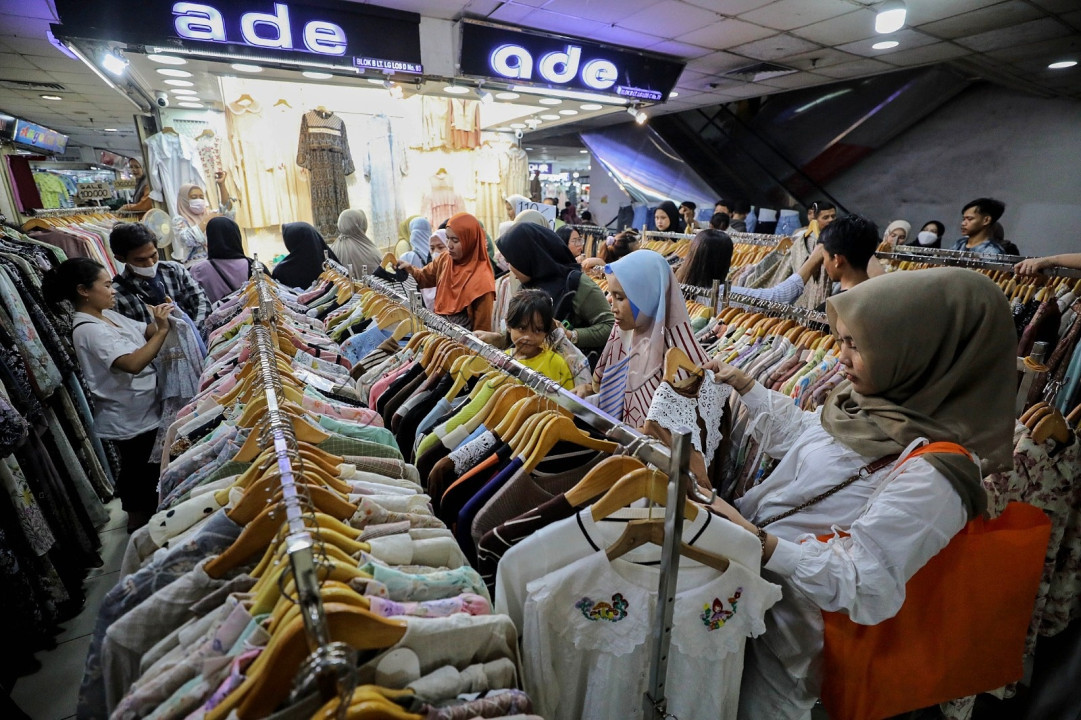 Para pedagang mengaku mengalami kenaikan omset tiga hingga empat kali lipat dibandingkan dengan hari-hari biasa. Pasar Tanah Abang yang merupakan pasar grosir terbesar di Asia Tenggara ini menjadi pilihan favorit warga untuk berbelanja&nbsp;karena harganya yang relatif murah.<br />
&nbsp;