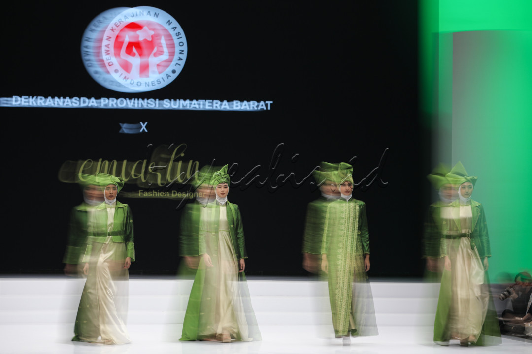 Peragawati mengenakan busana Songket Minangkabau pada Indonesia Fashion Show (IFW) 2024 di Jakarta. Dekranasda Provinsi Sumatra Barat menggandeng Perancang Busana Emi Arlin untuk menampilkan salah satu kriya wastra tersebut dengan mengambil tema&nbsp;Amaranggana, yang dalam&nbsp;bahasa Sansekerta memiliki arti bidadari, yakni menggambarkan kecantikan dan keindahan.&nbsp;