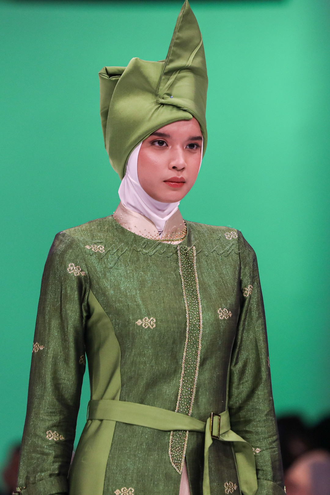 <div>Karya-karya Emi Arlin telah ditampilkan pada berbagai ajang fesyen&nbsp;baik tingkat nasional maupun internasional. Emi Arlin sendiri konsisten menggunakan produk-produk khas Sumatra Barat pada&nbsp;setiap rancangannya, baik songket, batik, sulaman, rajutan dan sebagainya.<br />
&nbsp;</div>