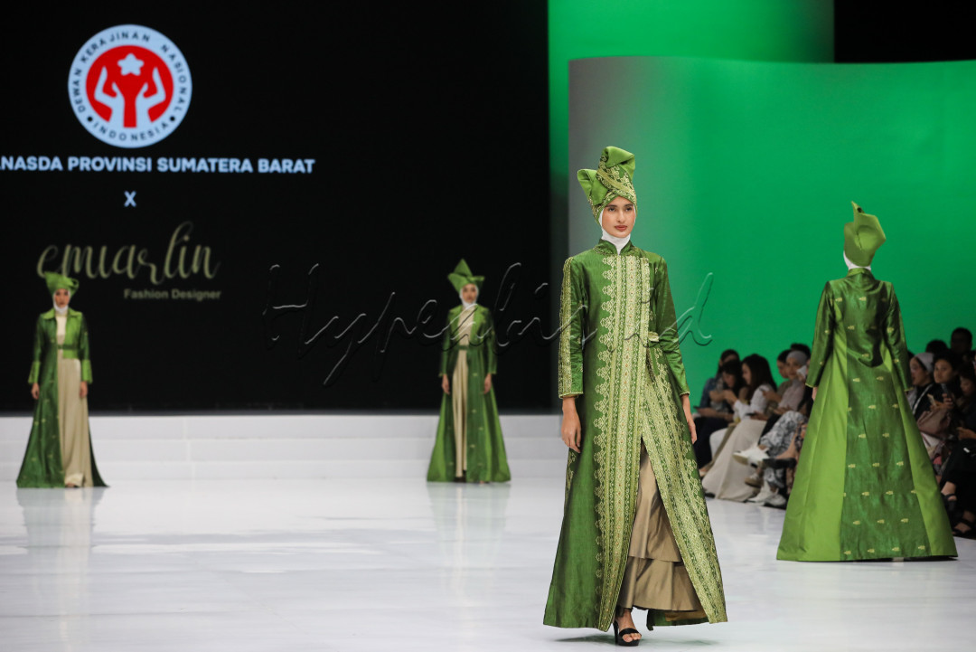 Songket yang ditampilkan kali ini lebih up to date, dinamis dan modern.&nbsp;Sumatra Barat sebagai salah satu kiblat fesyen, dikenal sebagai salah satu daerah yang memiliki berbagai kekayaan baik kain, model berpakaian maupun ornamen pada busana.<br />
<br />
Editor : Yayus Yuswoprihanto
