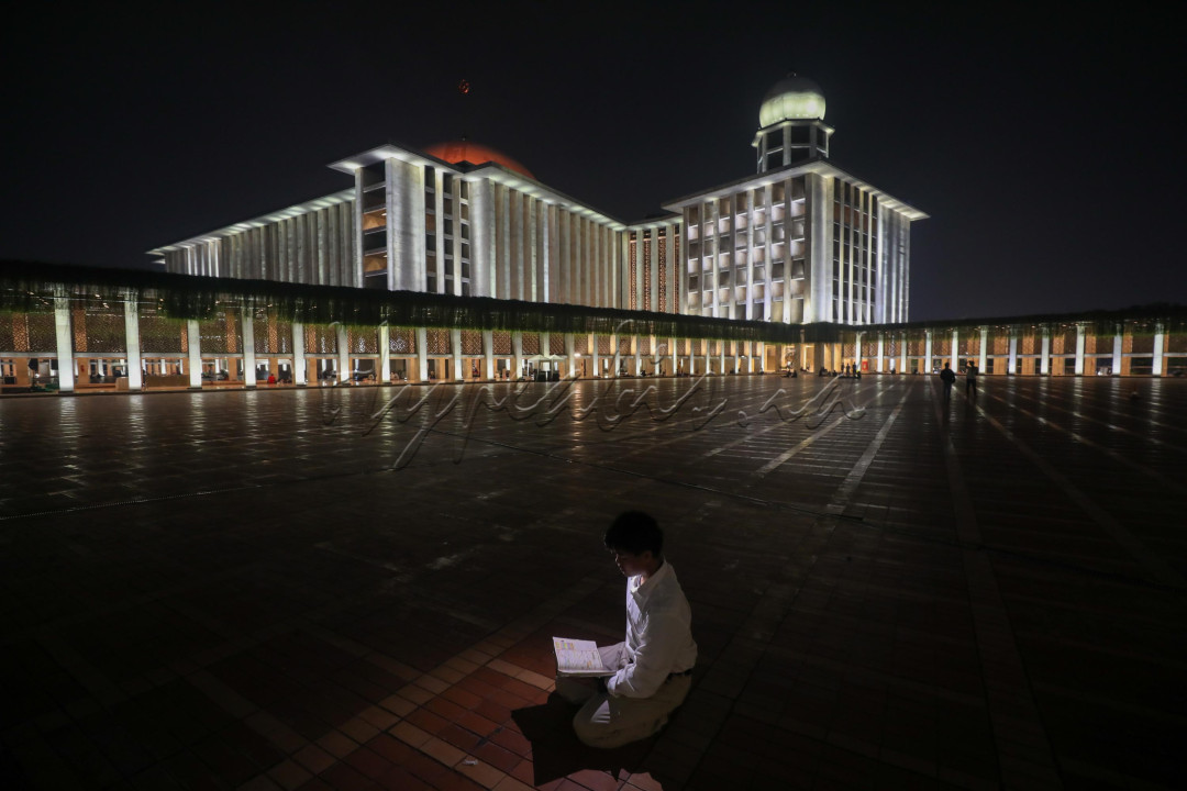 Umat muslim datang dari berbagai daerah untuk beriktikaf di masjid terbesar di Asia Tenggara itu.&nbsp;Tak hanya di Masjid Istiqlal, iktikaf juga digelar di berbagai masjid lainnya.