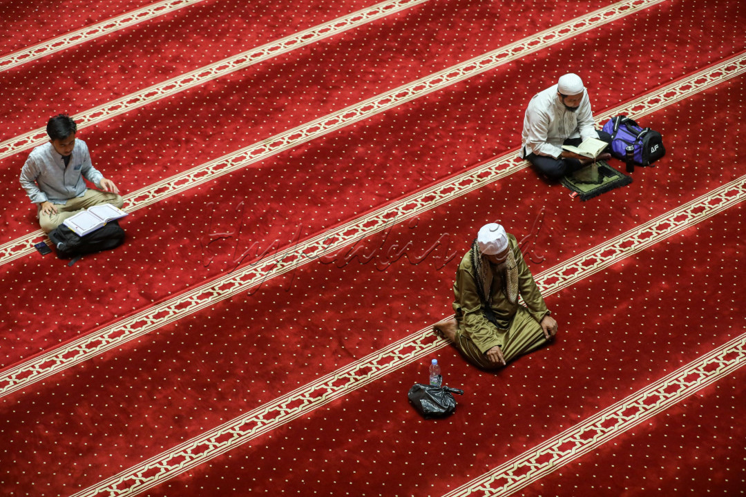 Secara harfiah iktikaf berarti berdiam diri atau menetap di masjid dengan niat khusus untuk beribadah. Iktikaf merupakan amalan yang dianjurkan selama bulan Ramadan, terlebih saat sepuluh malam terakhir dimana di antara malam-malam itu terdapat malam Lailatul Qadar, malam yang lebih baik dari 1.000 bulan.