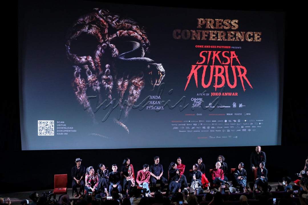 <div>Aktor dan aktris pemeran film Siksa Kubur menghadiri jumpa pers di Jakarta. Siksa Kubur&nbsp;menjadi film kesepuluh yang digarap Joko Anwar, sekaligus menandai perjalanan kariernya sebagai sutradara&nbsp;selama dua dekade.&nbsp;Kali ini, sutradara kelahiran Medan itu ingin menghadirkan film horor lebih bermakna dan matang dari segi cerita, dengan pembangunan karakter yang lebih kuat dari karya-karya sebelumnya.</div>

<div>&nbsp;</div>