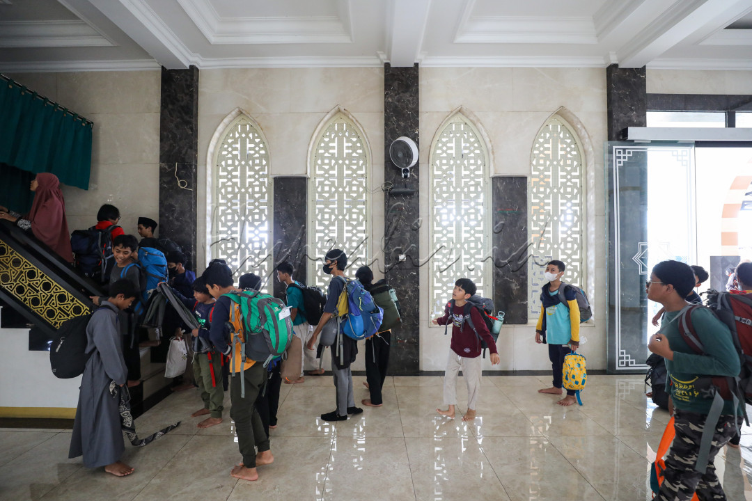 Namun mereka bukan ingin menginap di alam terbuka. Bukan juga untuk naik gunung ataupun melakukan aktifitas di alam terbuka, melainkan untuk mengikuti itikaf di Masjid di Masjid Baiturrahman.