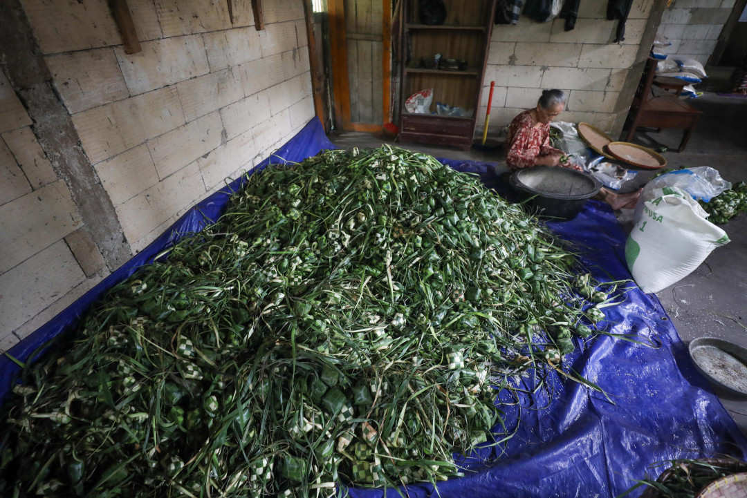 Seorang perajin menyelesaikan proses pembuatan ketupat di Desa Datar, Sumbang, Banyumas, Jawa Tengah. Lebih dari 30 tahun secara turun temurun warga di wilayah tersebut menjadi perajin ketupat.
<div>&nbsp;</div>

<div>&nbsp;</div>