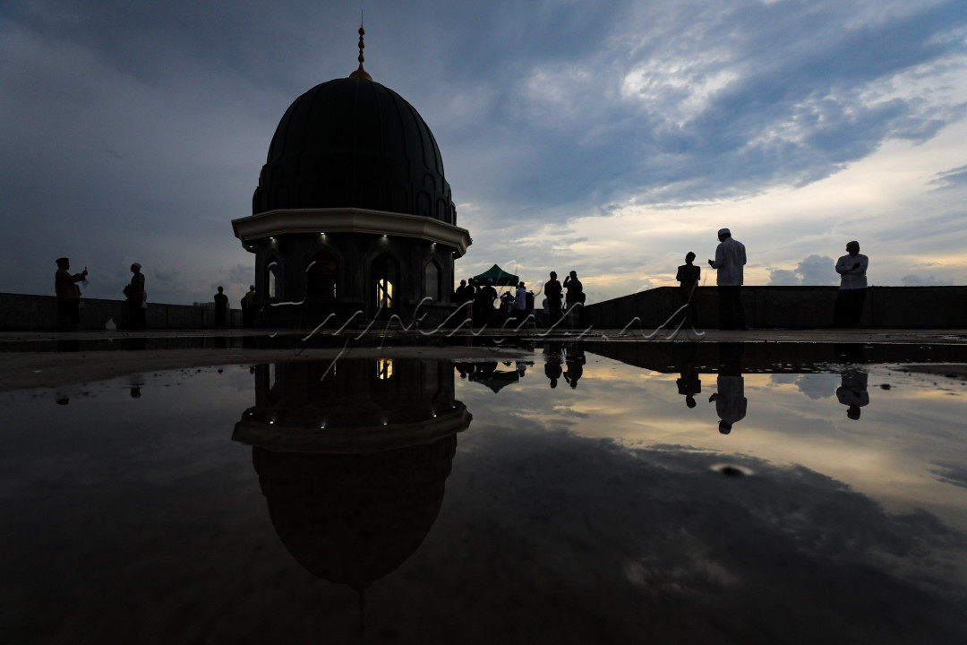 Kementerian Agama menggelar rukyatul hilal atau pemantauan hilal di 120 titik di seluruh Indonesia untuk menentukan 1 Syawal 1445 Hijriah.