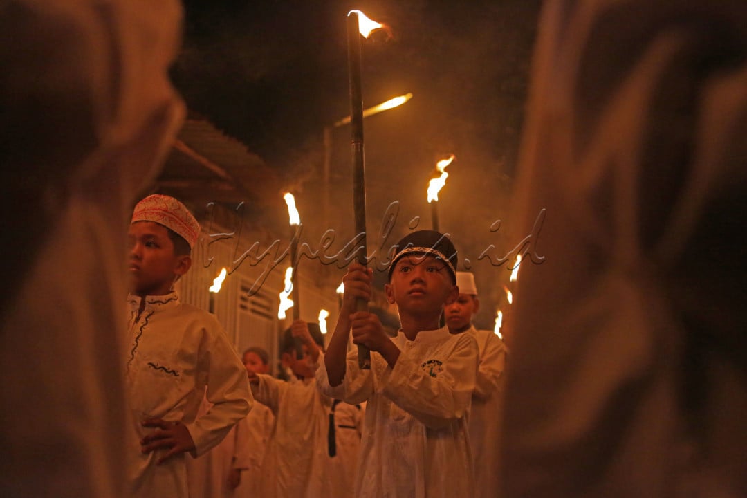 Puluhan santri dan santriwati Yayasan Tahfidzul Quran Al-Abrary Medan melakukan pawai obor sambil mengumandangkan takbir pada malam takbiran, Selasa (9/4/2024) malam. Selain untuk menyambut Hari Raya Idul Fitri, pawai obor malam takbiran ini digelar untuk melestarikan tradisi pawai obor yang sudah mulai redup di Kota Medan.