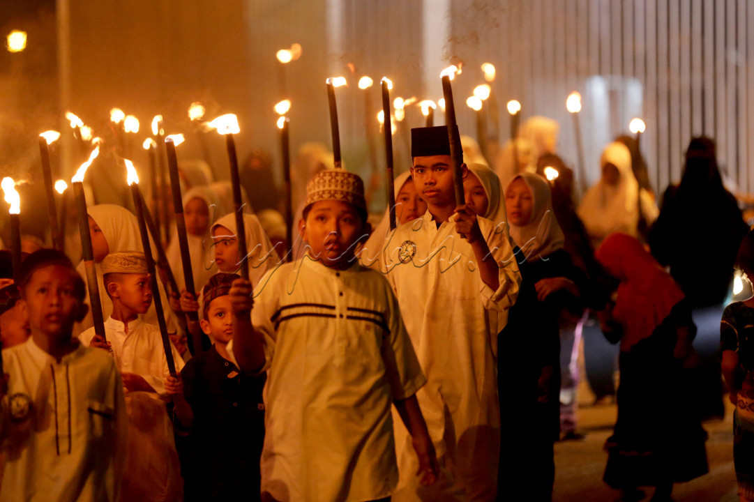 Lebih dari 80 santri dan santriwati&nbsp;Yayasan Tahfidzul Quran Al-Abrary Medan memeriahkan pawai obor malam takbiran ini.