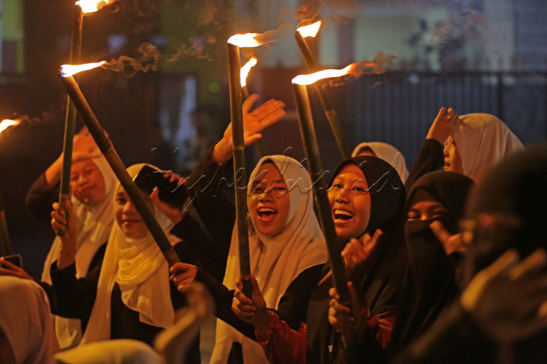 Selain untuk menyambut Hari Raya Idul Fitri, pawai obor malam takbiran ini digelar untuk melestarikan tradisi pawai obor yang sudah jarang ditemukan di Kota Medan.<br />
<br />
Editor : Nurul Hidayat