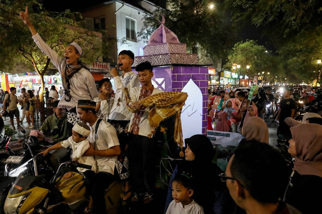 Warga melakukan pawai di Kawasan Jalan Malioboro, Yogyakarta, Selasa (3/1/2023).<br />
Banyaknya pemudik yang menuju kota Yogyakarta membuat Kawasan Malioboro dipadati wisatawan pada malam takbiran dan diprediksi akan meningkat setelah Idulfitri 1445 H.