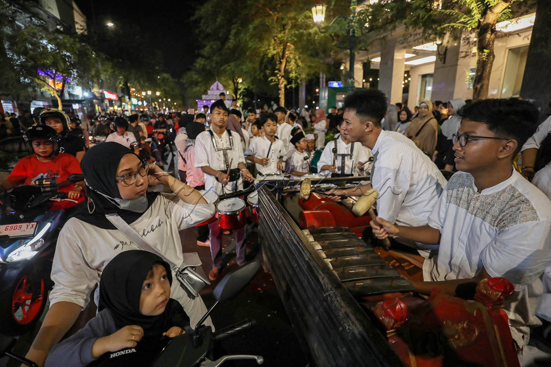 Warga melakukan pawai di Kawasan Jalan Malioboro, Yogyakarta, Selasa (3/1/2023).<br />
Banyaknya pemudik yang menuju kota Yogyakarta membuat Kawasan Malioboro dipadati wisatawan pada malam takbiran dan diprediksi akan meningkat setelah Idulfitri 1445 H.