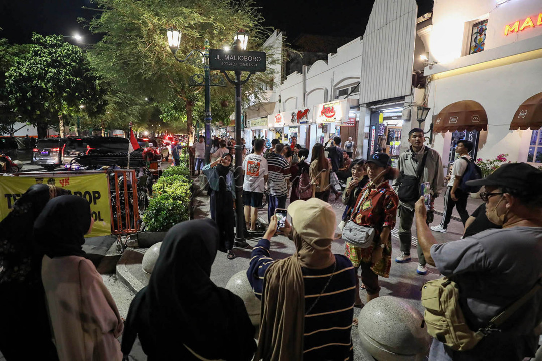 Warga melakukan pawai di Kawasan Jalan Malioboro, Yogyakarta, Selasa (3/1/2023).<br />
Banyaknya pemudik yang menuju kota Yogyakarta membuat Kawasan Malioboro dipadati wisatawan pada malam takbiran dan diprediksi akan meningkat setelah Idulfitri 1445 H.<br />
<br />
Editor : Nurul Hidayat