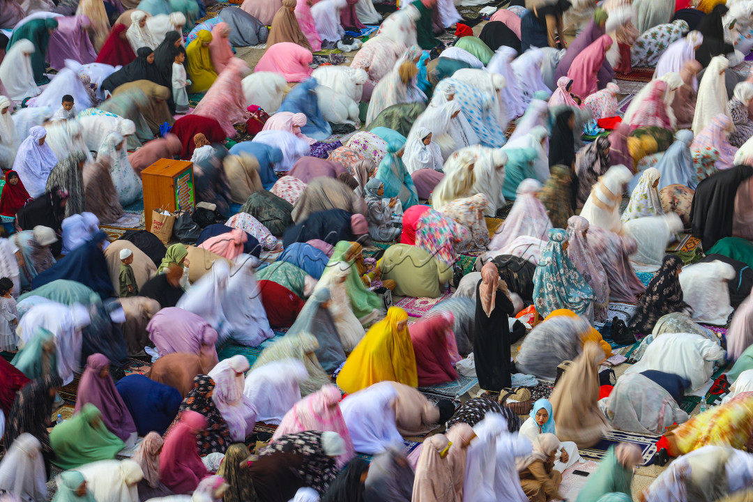 Pemerintah resmi menetapkan 1 Syawal 1445 Hijriah atau Hari Raya Idul Fitri 2024 jatuh pada 10 April 2024. Penetapan ini diputuskan berdasarkan hasil sidang isbat yang digelar Kementerian Agama (Kemenag).
<div>&nbsp;</div>

<div>Dengan ditetapkannya Idul Fitri 1 Syawal 1445 H jatuh pada Rabu maka Lebaran 2024 antara pemerintah dan Muhammadiyah dilaksanakan bersamaan.&nbsp;</div>

<div><br />
&nbsp;</div>