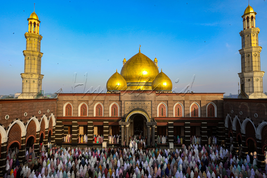 Umat Islam menyambut datangnya Hari Raya dengan suka cita. Mereka bergegas menuju masjid mengenakan baju baru untuk melaksanakan salat Idul Fitri. Disepanjang jalan hingga pulang, senyum selalu merekah.&nbsp;
<div>&nbsp;</div>

<div>Idul Fitri menjadi momen kembalinya seseorang kepada keadaan suci atau keterbebasan dari segala dosa, kesalahan, kejelekan, dan keburukan sehingga berada dalam kesucian atau fitrah. Sehingga semuanya menyambut dengan riang gembira.&nbsp;<br />
<br />
Editor: Abdullah Azzam</div>

<div>&nbsp;</div>