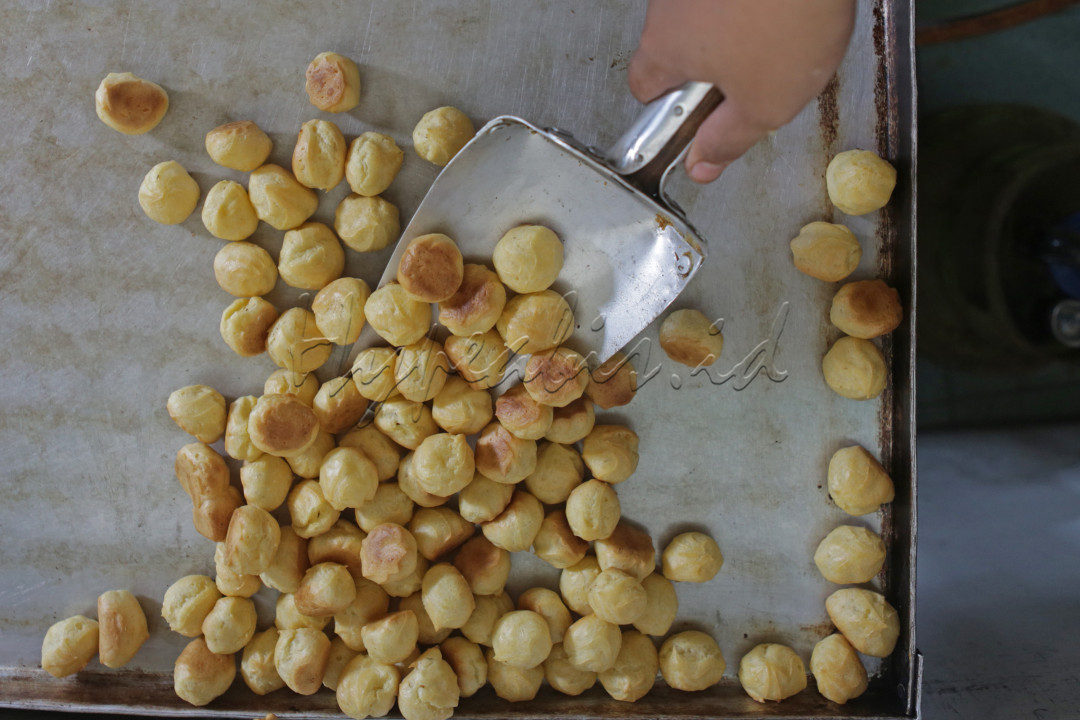 Dalam memproduksi kue, Galu Lufi bekerja bersama ibunya dan mempekerjakan seorang tetangga. Sedangkan untuk urusan pemasaran dibantu oleh kakaknya.<br />
&nbsp;