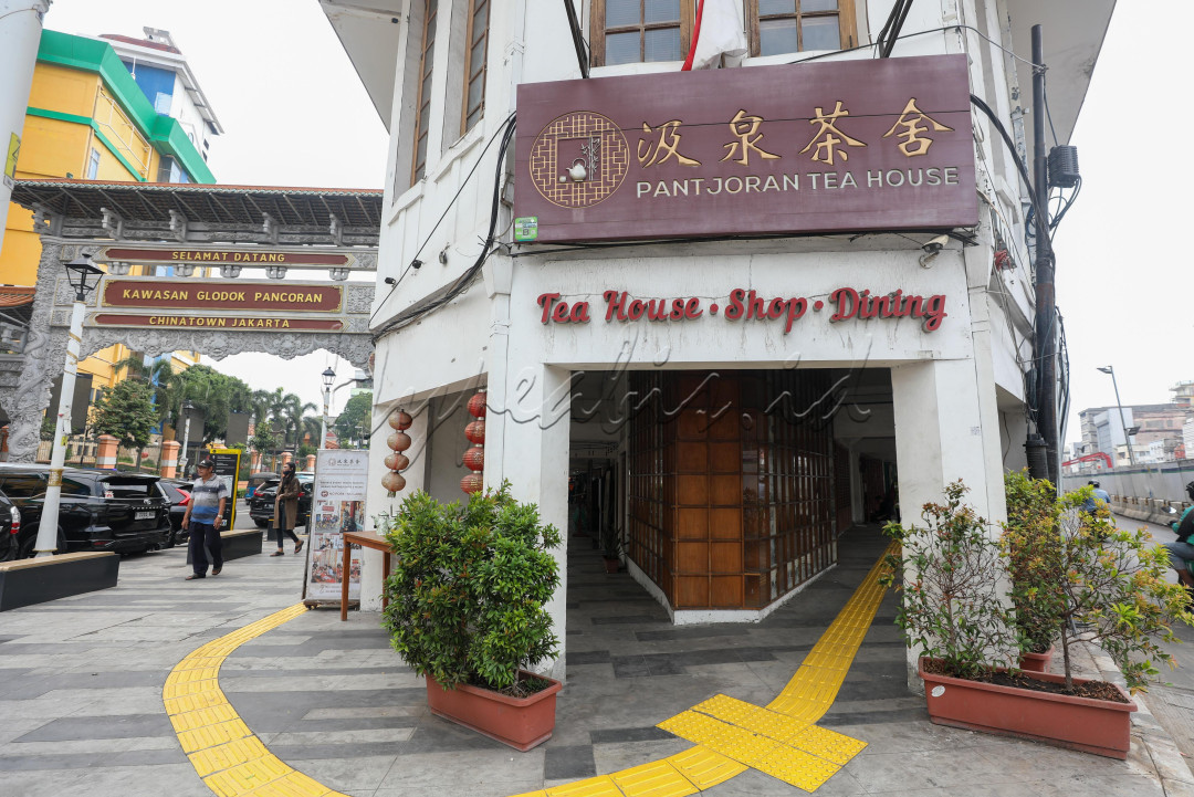 Setelah seharian berkeliling di kawasan Pecinan, Glodok, Jakarta, tak ada salahnya melepas lelah sejenak sembari minum teh di Pantjoran Tea House. Kedai dengan interior khas China ini menyajikan aneka teh khas Negeri Tirai Bambu, lengkap dengan cara minum teh khas China yang akan menjadi pengalaman tersendiri bagi para pengunjungnya.
<div>&nbsp;</div>