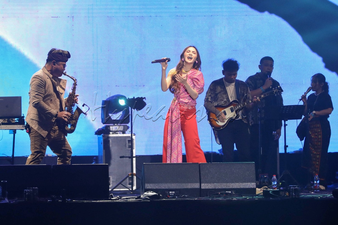 Penyanyi yang berasal dari Bali tersebut membawakan lagu-lagu hitsnya seperti Bohongi Hati, Sial dan Kisah Sempurna.<br />
<br />
&nbsp;