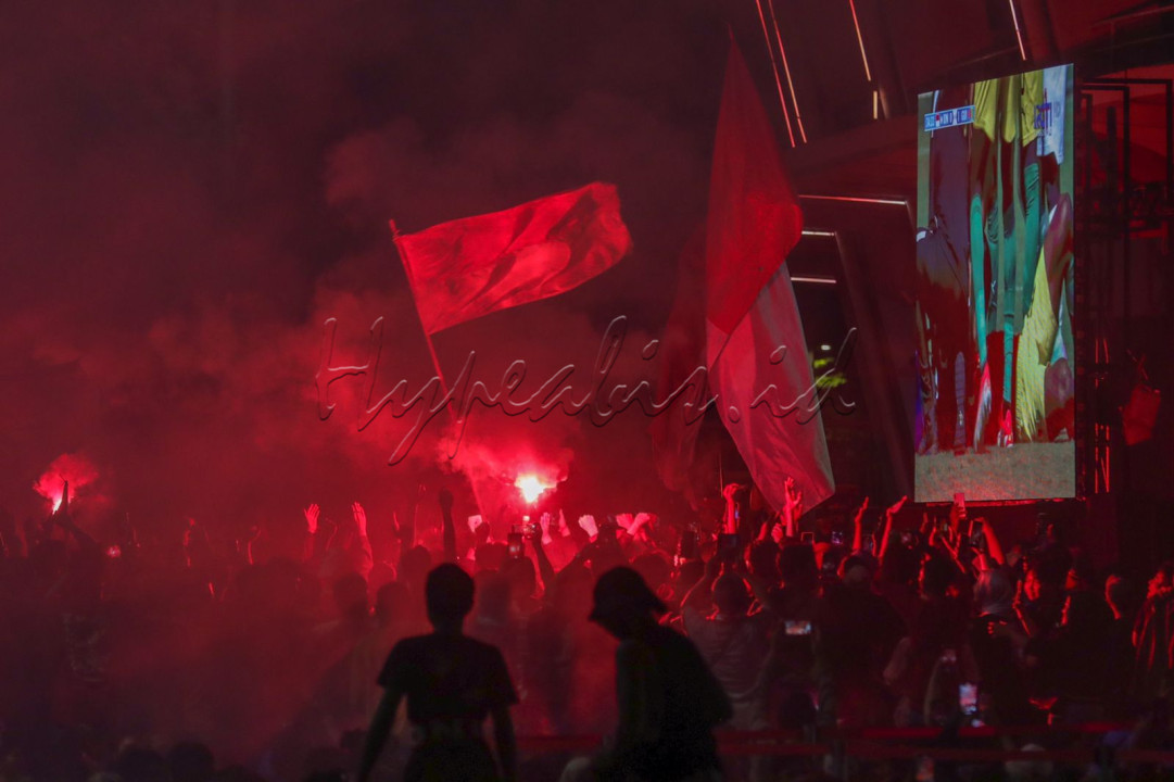 Sorak sorai suara para pendukung Timnas U-23 Indonesia nyaring terdengar di area ring road Stadion Utama Gelora Bung Karno, Jakarta.