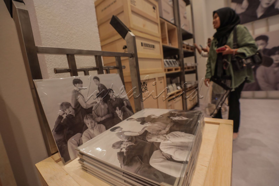 Selain menawarkan bermacam <em>merchandise</em>, para army juga bisa berfoto dengan beberapa instalasi poster.<br />
<br />
&nbsp;