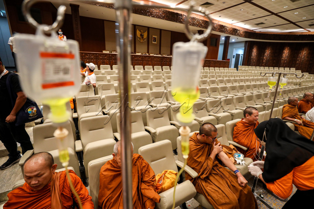 Sebanyak 40 Bhikkhu memulai perjalanan Thudong dari Taman Mini Indonesia Indah menuju Taman Wisata Candi Borobudur, di Magelang, Jawa Tengah, untuk merayakan Hari Tri Suci Waisak 2568 BE.&nbsp;
<div>Sebelum memulai perjalanan tersebut para Bhikkhu diperiksa kesehatannya dan diberikan vitamin tambahan.<br />
&nbsp;</div>