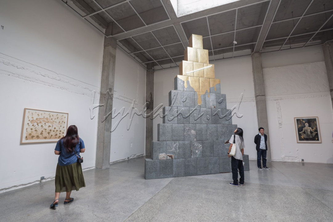 Pengunjung melihat karya seniman Agys Suwage dan Nadya Jiwa di Galeri ROH di Jakarta.&nbsp;ROH Galeri menghadirkan &ldquo;Ziggurat dan Sadar&rdquo;, dwipameran tunggal yang menampilkan karya-karya Agus Suwage di Galeri Orange dan Nadya Jiwa di Galeri Apple. Ini adalah pameran tunggal pertama dari kedua seniman bersama ROH galeri.