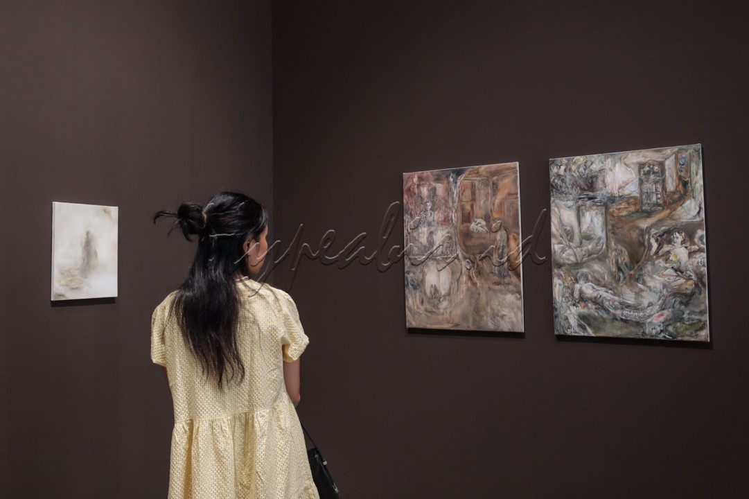 Dwipameran tunggal karya senima Nadya Jiwa bertajuk Sadar dan Seniman Agus Suwage bertajuk Ziggurat tersebut berlangsung mulai 22 Mei hingga 23 Juni 2024.&nbsp;Judul pameran bagian Agus Suwage, &ldquo;Ziggurat&rdquo;, mengingatkan pada monumen besar yang dibangun di lembah Mesopotamia Kuno. Kata ziggurat sendiri berasal dari bahasa Asyur Kuno, ziqqurratum, yang artinya tinggi atau puncak.&nbsp;Agus Suwage menampilakan 11 karya yang salah satunya merupkan instalasi bernama Monumen Ego.&nbsp;Karya ini dilengkapi dengan studi yang menyertainya berupa 12 karya di atas kertas yang menggambarkan potret diri si seniman dalam skala dan hubungannya terhadap patung dalam berbagai permutasi.<br />
&nbsp;
