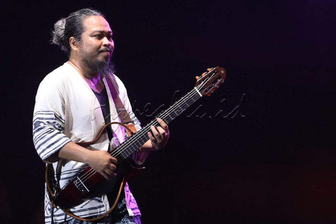 Parade Hujan awalnya terbentuk dari permintaan langsung David Karto (Demajors/Synchronize) yang saat itu menawarkan Payung Teduh dan Is (Pusakata) untuk reuni di festival musik tahunan Synchronize Festival 2022. Ajang tersebut menjadi penampilan pertama mereka setelah lama berpisah.