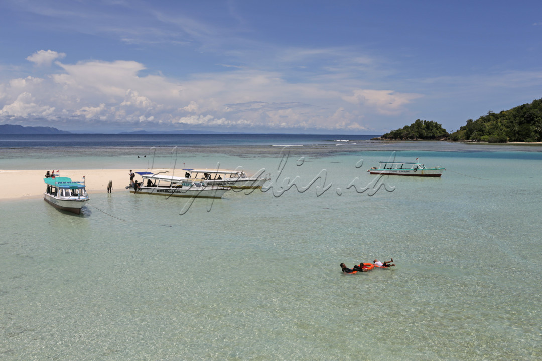 Untuk sampai di pulau ini wisatawan harus naik kapal motor dengan waktu tempuh sekitar 2 jam. Memang sedikit melelahkan di perjalanan, namun begitu tiba di Pulau Kalimantung penat dan lelah terbayar lunas. Liburan ke tempat ini serasa liburan di pulau pribadi karena kebersihan dan keasrian tempat ini sangat terjaga.&nbsp;Pulau yang berada di Samudera Hindia ini cocok untuk liburan bersama keluarga.