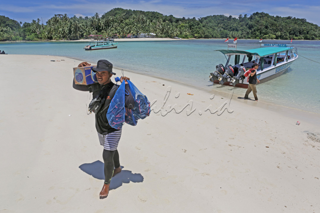 Pulau Kalimantung tidak berpenghuni sehingga wisatawan harus membawa makanan dan minuman sendiri saat berkunjung.