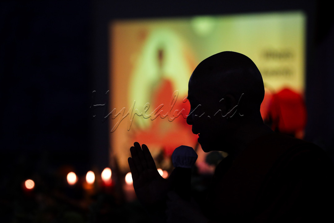 Vihara Aryadwipa Arama di Taman Mini Indonesia Indah (TMII) dipenuhi ratusan umat Buddha saat menggelar ibadah dan perayaan Tri Suci Waisak 2568 BE/2024. Kegiatan tahun ini mengangkat tema Kesadaran Keberagaman Jalan Hidup Luhur, Harmonis dan Bahagia.&nbsp;