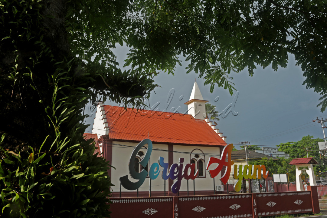 Di tengah kota Tanjungpinang ada satu gereja besar bernama GPIB Bethel yang dibangun pada 1883 dan menjadi salah satu peninggalan pemerintahan kolonial Belanda yang masih ada hingga saat ini.<br />
Gereja bernuansa coklat muda dan dihiasi garis-garis coklat tua ini memiliki luas kurang lebih 171 meter persegi.&nbsp;Gereja ini dulunya hanya digunakan untuk peribadatan orang-orang Belanda dan kerabatnya, serta serdadu militer Hindia-Belanda yang memeluk agama Kristen Protestan. Gereja tertua di Kepulauan Riau yang ketika diresmikan disebut De Nederlandse Hervormde Kerk te Tandjoengpinang dan kini sudah berstatus sebagai bangunan cagar budaya.&nbsp;Masyarakat Tanjungpinang lebih mengenal gereja itu dengan nama Gereja Ayam, karena di bagian puncak bangunannya terdapat patung ayam jago.