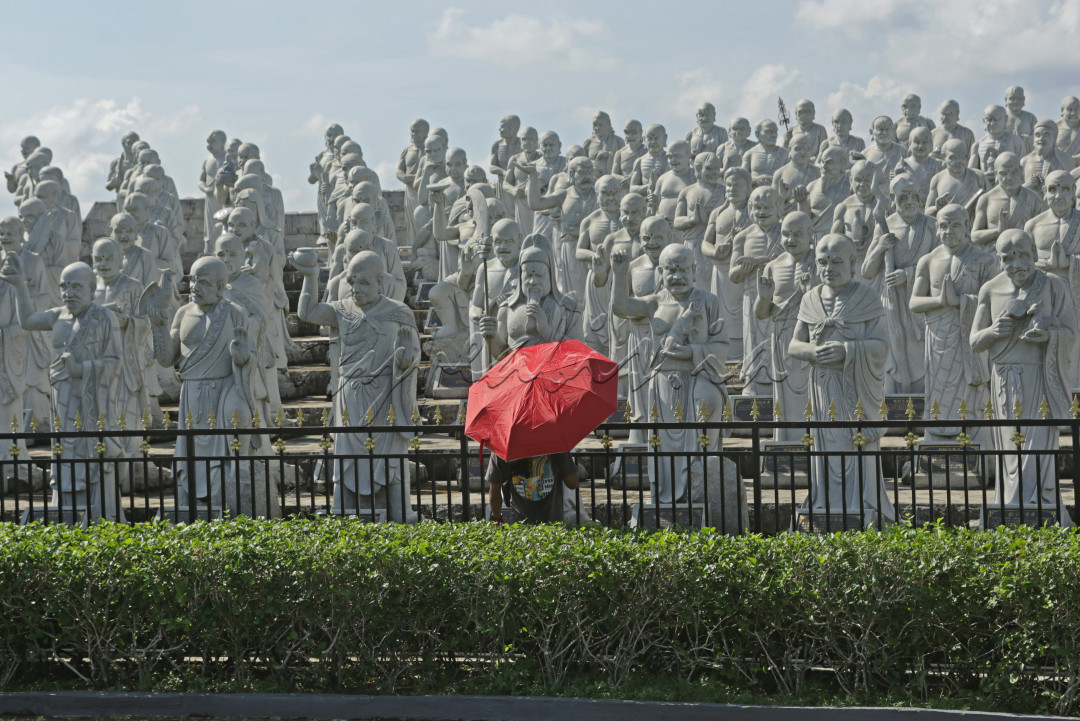 Di Kota Tanjungpinang juga terdapat vihara besar bernama Ksitigarbha Bodhisattva atau lebih familiar disebut Vihara Patung Seribu.<br />
Terletak di Jalan Asia Afrika KM.14, vihara ini dibangun pada 2004. Setelah melewati 12 tahun masa pembangunan, pada 2016 vihara ini mulai dibuka untuk umum.&nbsp;Terdapat sejumlah&nbsp;patung yang merupakan sumbangan dari para jamaah. Satu orang bisa menyumbang uang untuk satu patung. Maka dari itu di bagian bawah patung terdapat batu berbentuk persegi yang dipahat dengan aksara China bertuliskan nama orang yang menyumbang uang untuk patung tersebut.