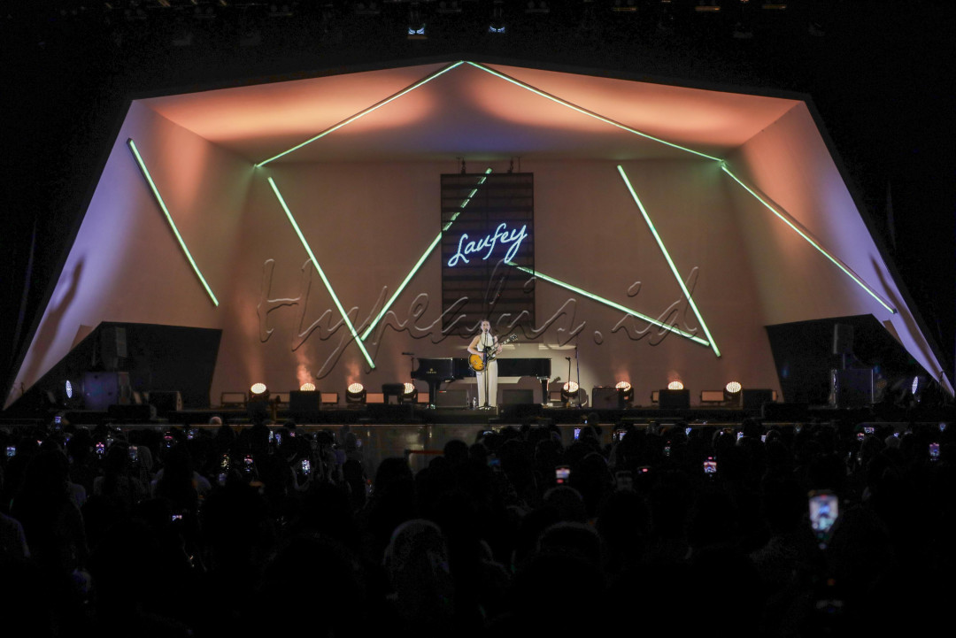Musisi Laufey tampil dalam acara BNI Java Jazz Festival 2024 di JIExpo Kemayoran, Jakarta, Jumat (24/5/2024). Penyanyi keturunan Islandia-China tersebut membuka penampilannya dengan lagu Valentine.
