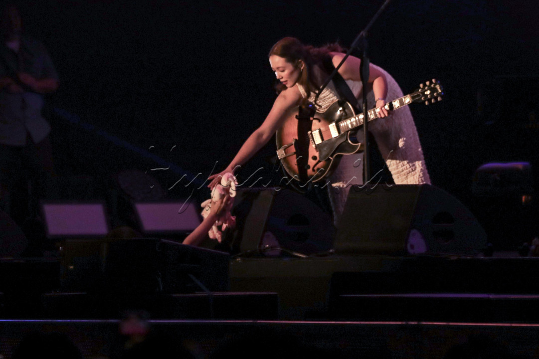 Laufey tampil dalam format<em>&nbsp;intimate show </em>atau tampil solo tanpa pengiring band saat membawakan lagu-lagu hit dan karya terbarunya yang belakangan ini dinikmati publik. Barulah pada hari kedua, Sabtu (25/5/24) dia tampil dalam format <em>full show</em> alias dengan iringan band pendukung.<br />
<br />
Editor : Yayus Yuswoprihanto
<div>&nbsp;</div>