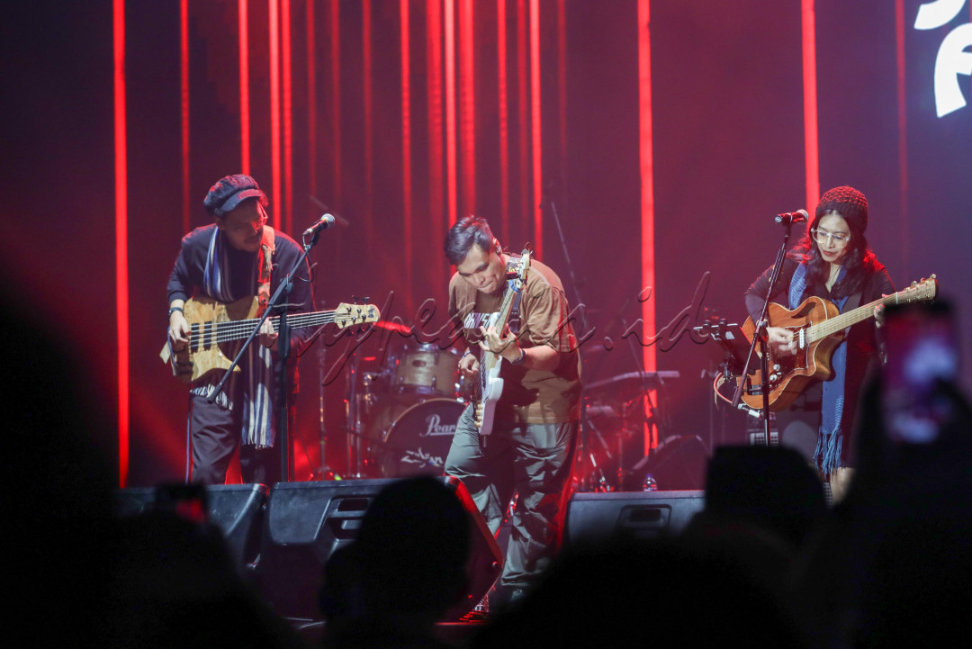 Bassist Barry Likumahuwa &amp; The Rhythm Service beraksi pada BNI Java Jazz Festival 2024 di JIExpo Kemayoran, Jakarta, Jumat (24/5/2024). Penampilan mereka didedikasikan untuk band legendaris Indonesia, The Rollies.