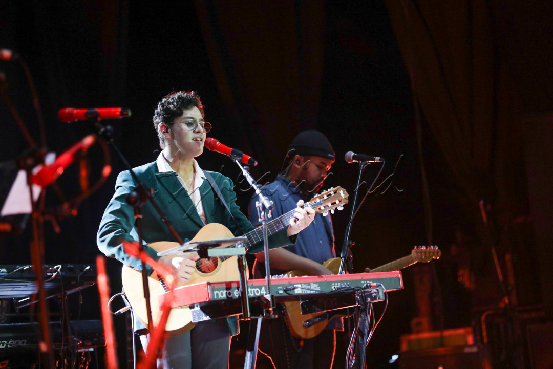 Dalam penampilannya, Ardhito membawakan lagu-lagu dari album terbarunya, <em>Roadtrip</em>. Tembang <em>Reminiscence</em> dan <em>Little Time For Love</em> menjadi pembuka penampilannya. Sejurus kemudian mengalun beberapa lagu indah yakni <em>Waking Up Together, Bitterlove, Here We Go Again</em>, yang menghipnotis para penonton untuk ikut bernyanyi dan bergoyang.<br />
<br />
Editor : Yayus Yuswoprihanto