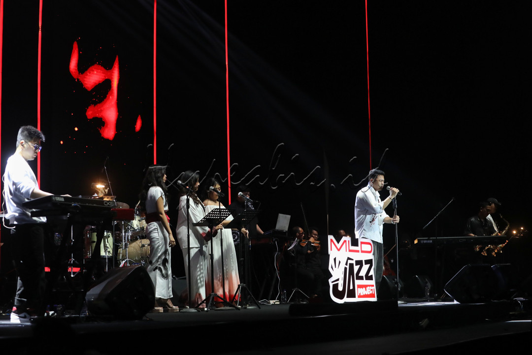 Panggung MLD Jazzpro kian semarak pada hari kedua BNI Java Jazz Festival 2024, saat Nadhif Basalamah, Soegi Bornean, dan Ardhito Pramono menghibur penonton yang didominasi anak muda. Mereka menyeruak ke depan panggung, berdendang dan berjoget dengan dihiasi cahaya lampu.